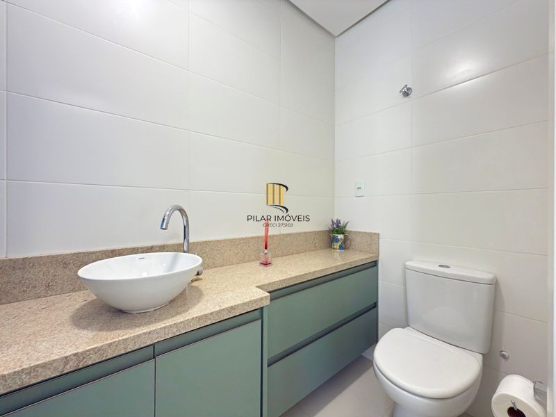 Casa térrea em condomínio fechado com 3 suítes.