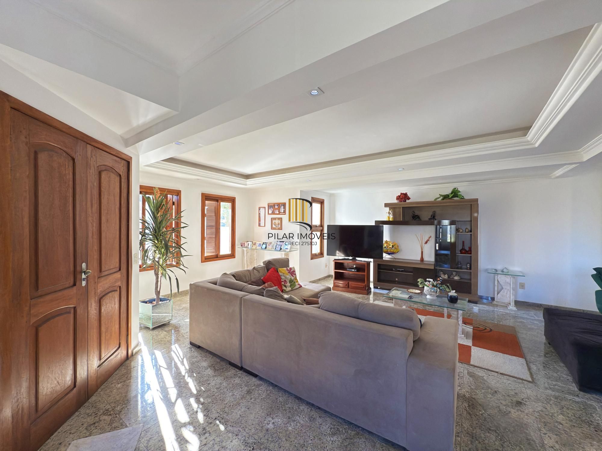 Sobrado a venda no Bairro Hipica de Porto alegre com 04 dormitórios sendo 01 suite