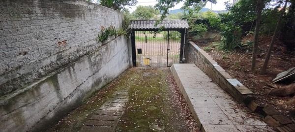 Casa em Porto Alegre, no bairro Espírito Santo, com 3 dormitório(s), e 3 banheiros, à venda.