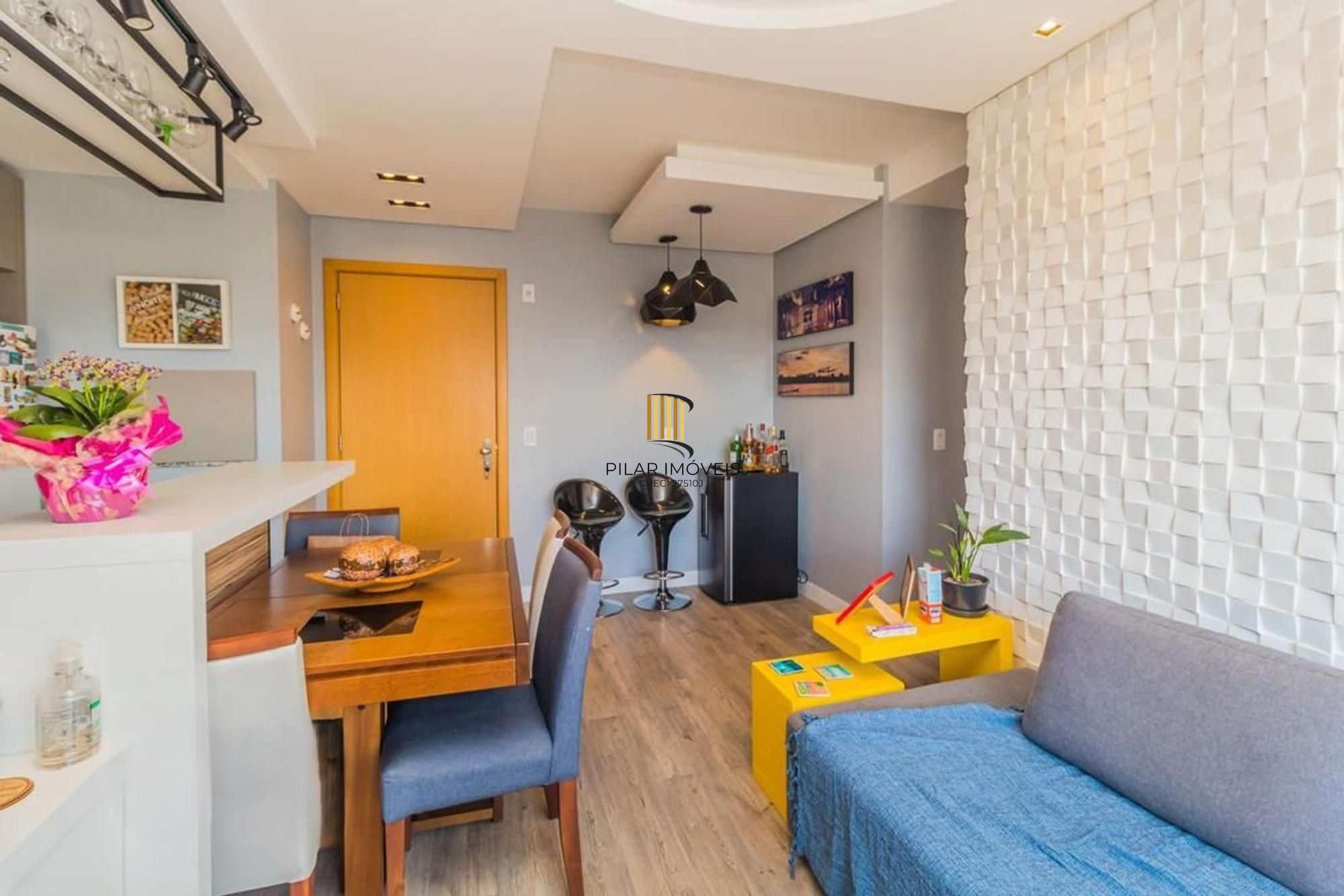 Apartamento semi mobiliado, 2 dormitórios, 1 suíte e 1 vaga de garagem coberta no bairro Menino Deus em Porto Alegre.