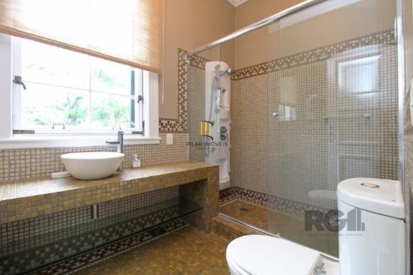 Casa em Porto Alegre, no bairro Pedra Redonda, com 7 dormitório(s), e 7 banheiros, à venda.