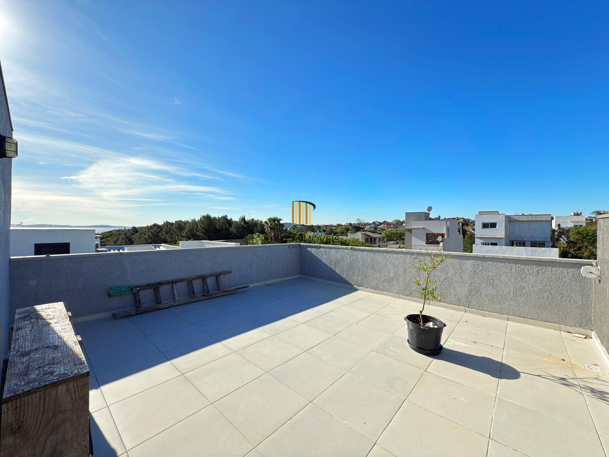 Casa moderna com 3 dormitórios com pátio grande e vista para o Rio Guaíba!