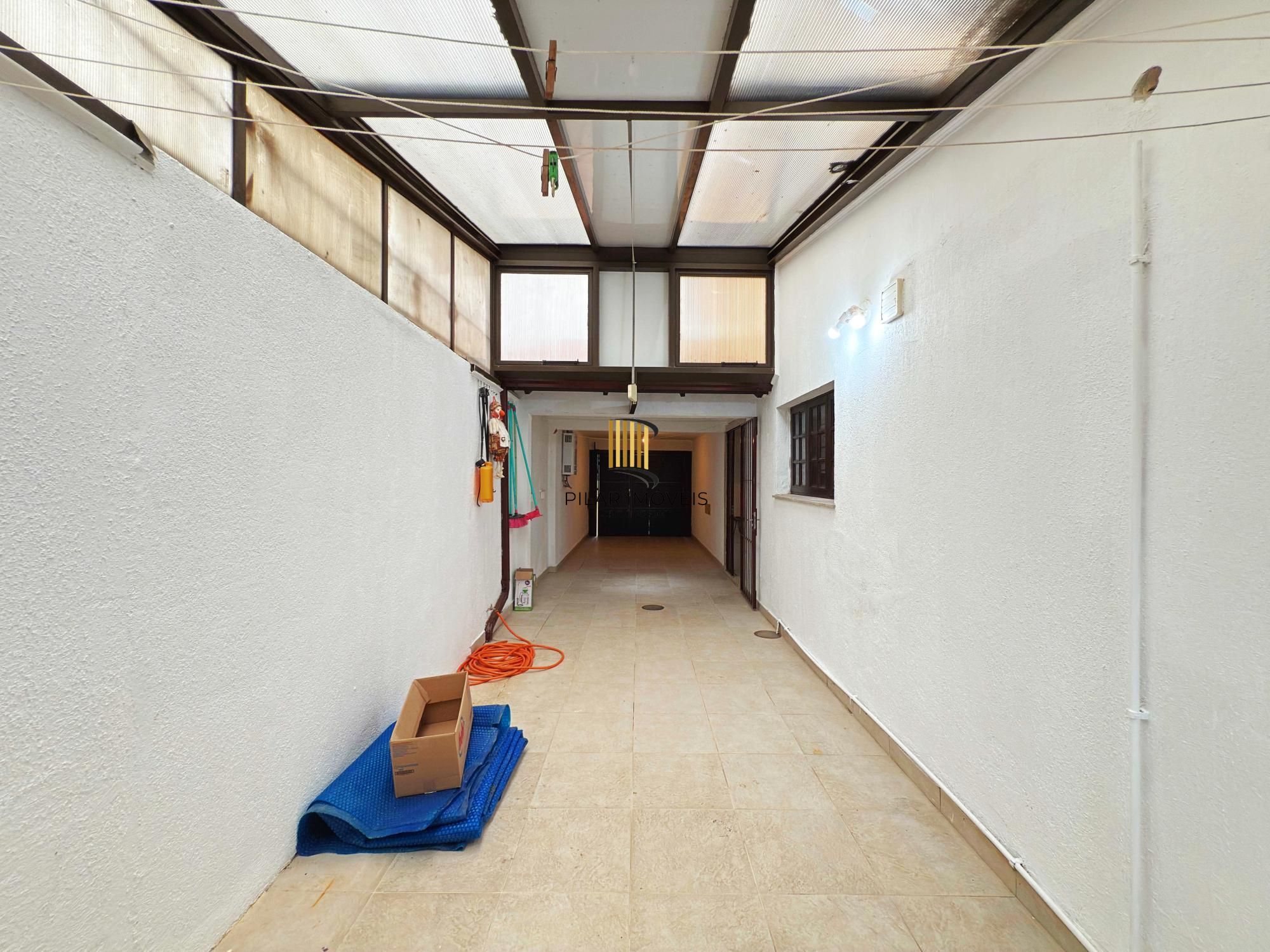 Residência á venda no bairro Guarujá com 2 dormitórios.