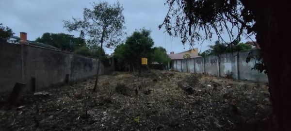 Terreno em Porto Alegre, no bairro Guarujá, à venda.