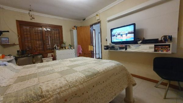 Casa em Porto Alegre, no bairro Espírito Santo, com 4 dormitório(s), e 4 banheiros, à venda.