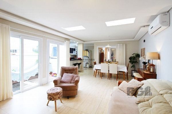 Casa em Porto Alegre, no bairro Hípica, com 3 dormitório(s), e 3 banheiros, à venda.