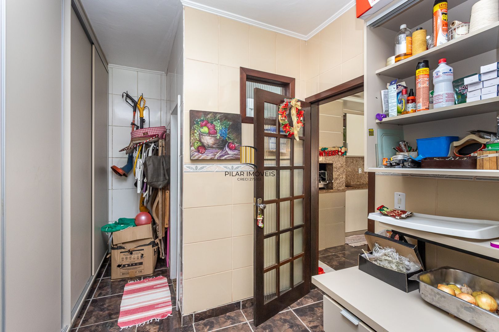 Casa de 272m², 4 dormitórios, 2 suítes e 4 vagas de garagem, no bairro Ipanema, próxima à orla do Guaíba.