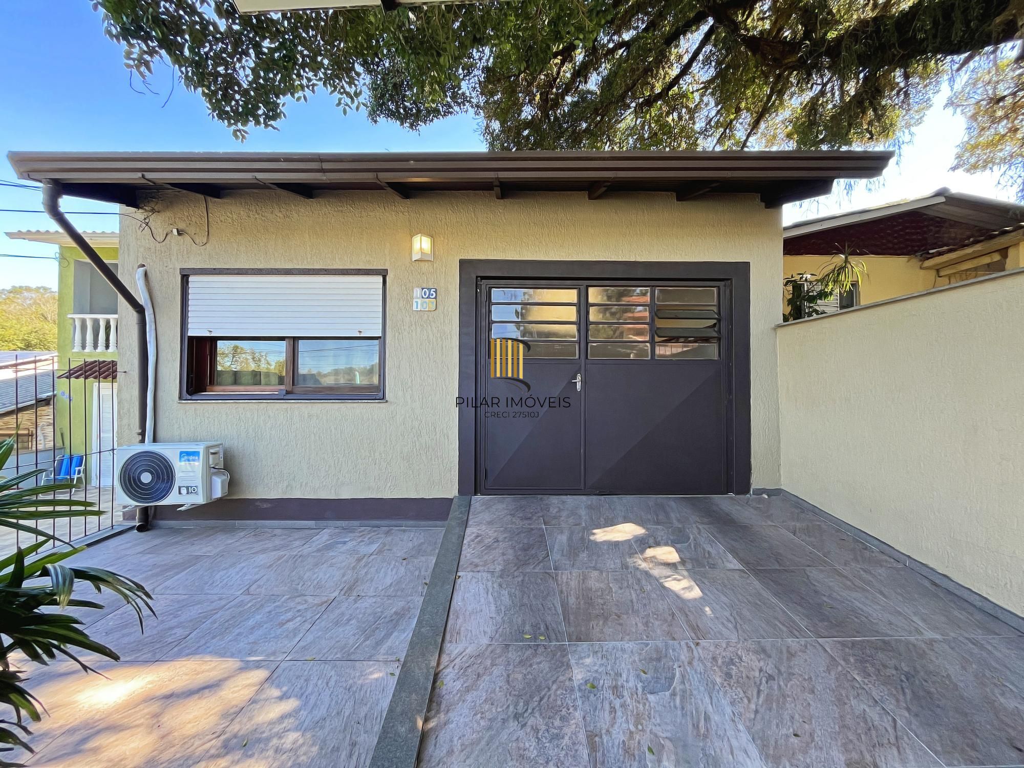 Ótima casa 2 dormitórios, 2 vagas, em rua calma no bairro.
