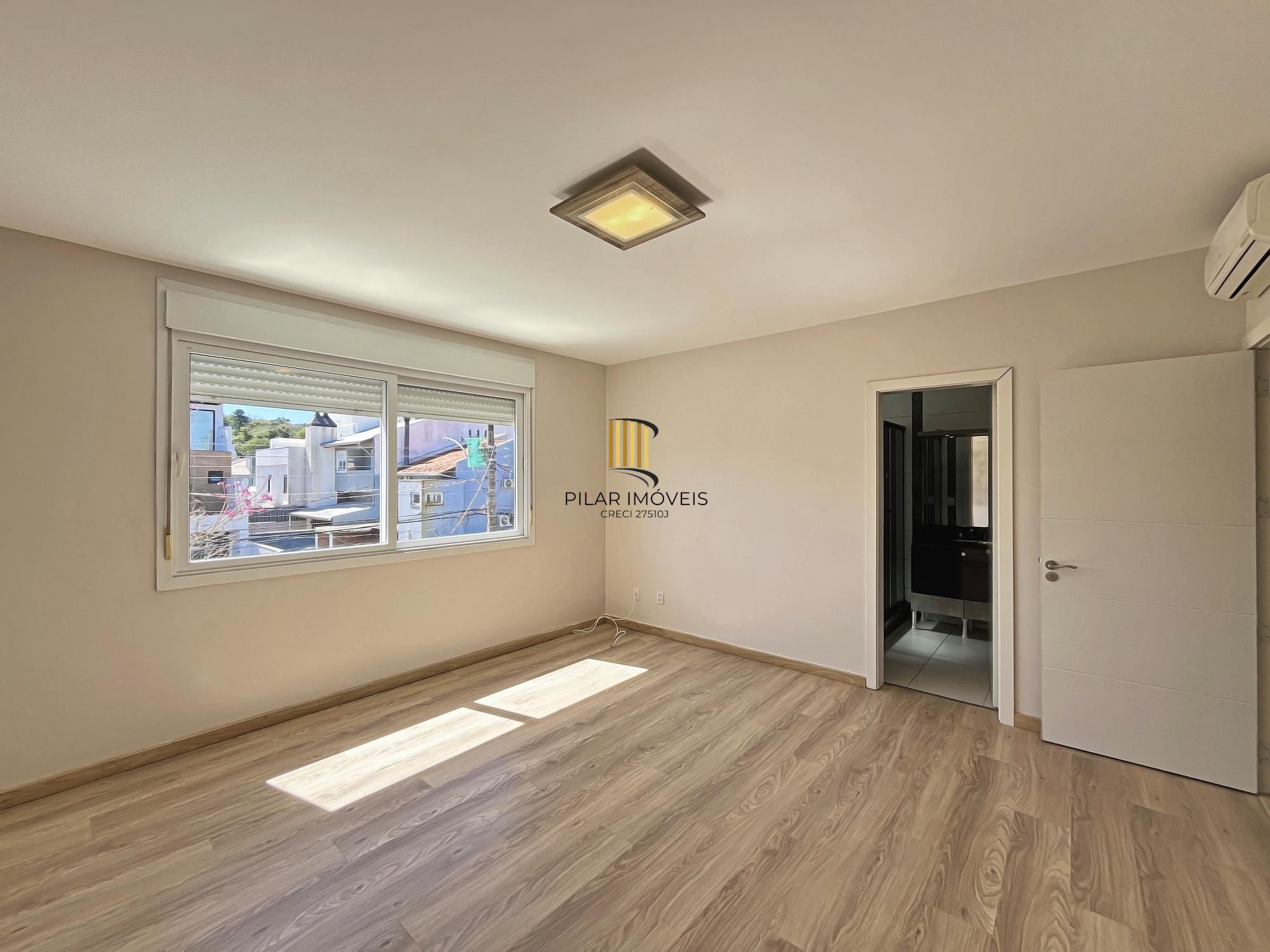 Casa 3 dormitórios no bairro Hípica