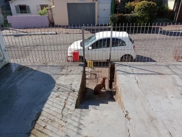 Casa em Porto Alegre, no bairro Passo das Pedras, com 2 dormitório(s), e 2 banheiros, à venda.