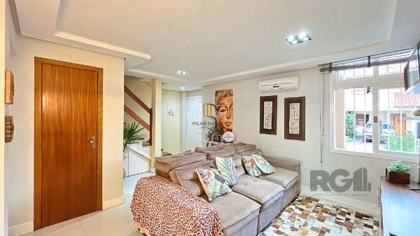 Casa em Porto Alegre, no bairro Campo Novo, com 3 dormitório(s), e 3 banheiros, à venda.