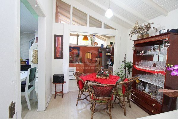 Casa em Porto Alegre, no bairro Ipanema, com 3 dormitório(s), e 3 banheiros, à venda.