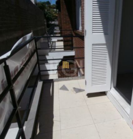 Casa Condominio em Porto Alegre, no bairro Vila Jardim, com 2 dormitório(s), e 2 banheiros, à venda.