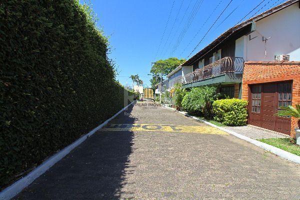 Casa em Porto Alegre, no bairro Ipanema, com 3 dormitório(s), e 3 banheiros, à venda.