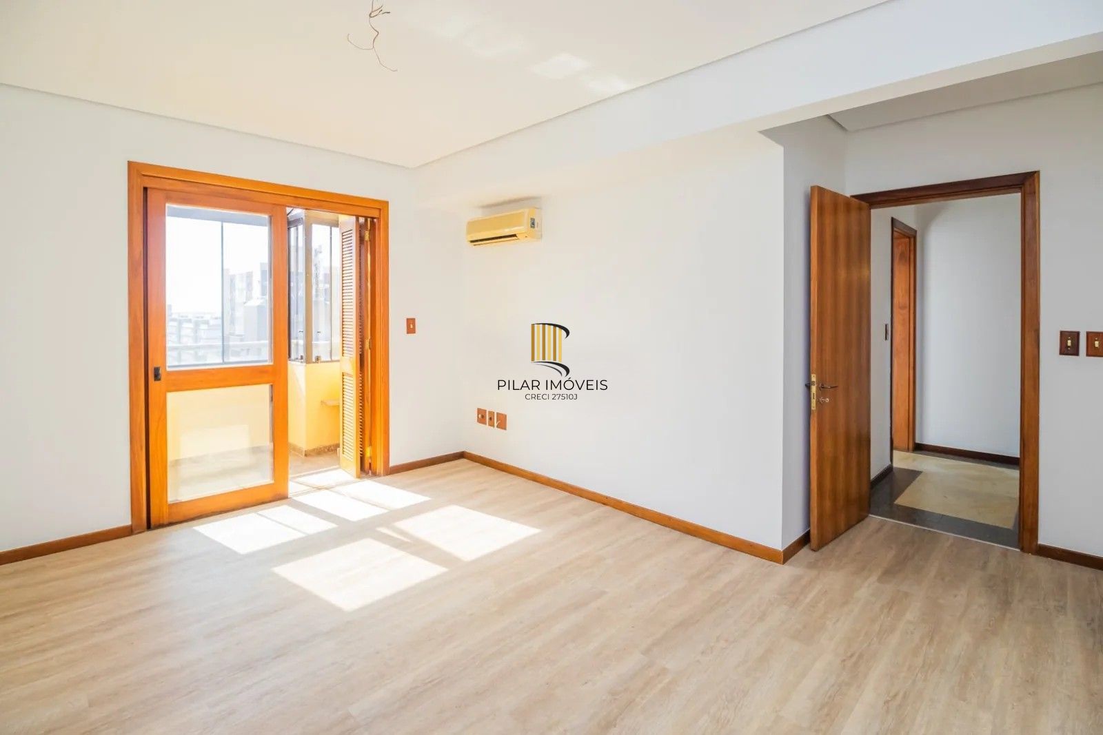 Belíssima cobertura duplex, com 262m2, 3 dormitórios e 2 vagas de garagem.