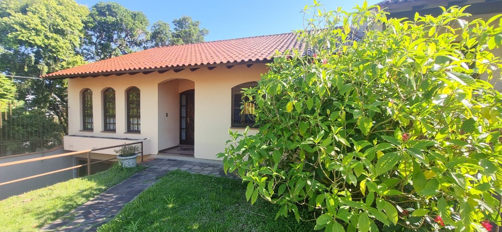 Ótima casa com 3 dormitórios sendo 1suíte e garagem para 4 carros.