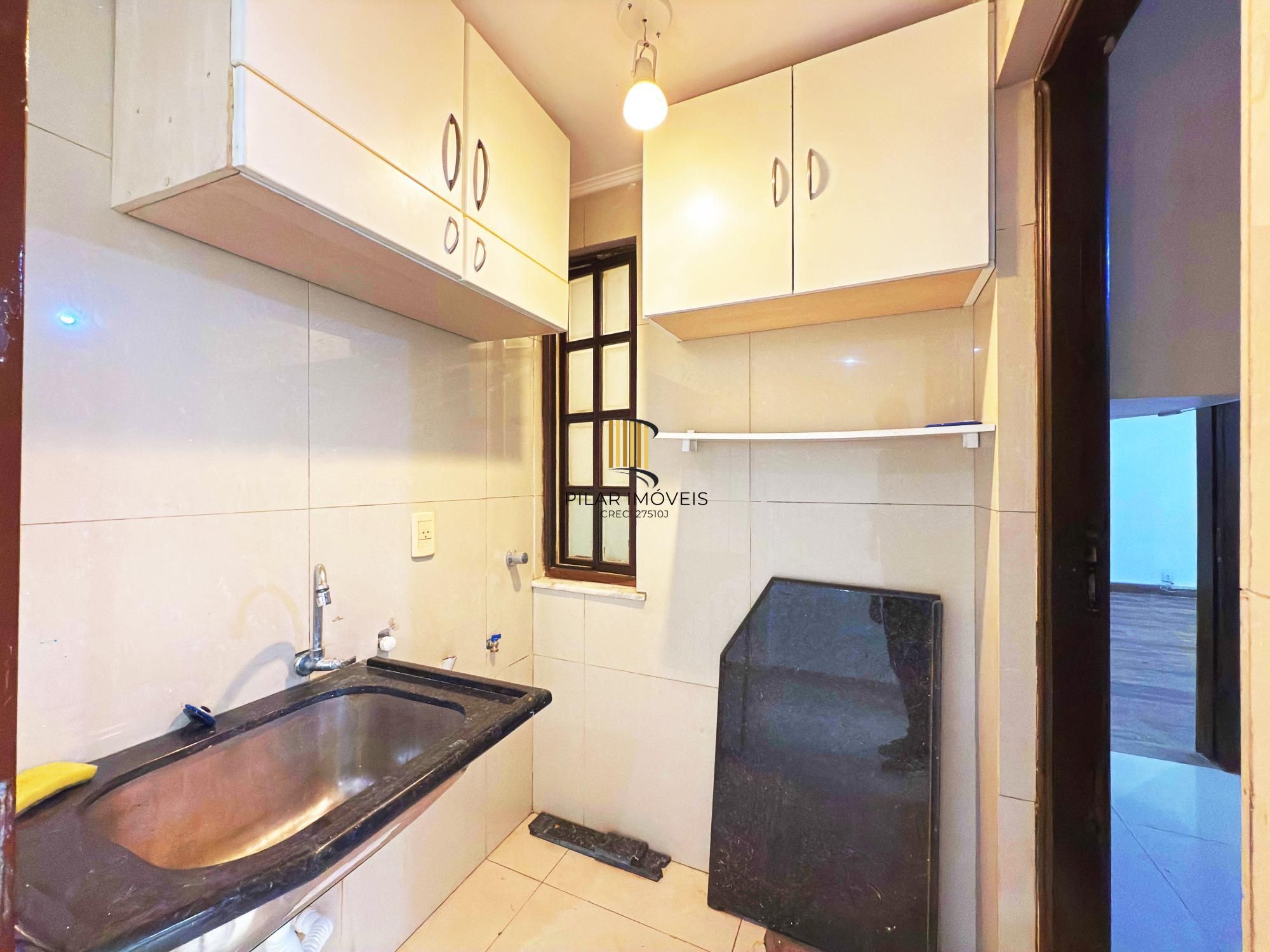 Residência á venda no bairro Guarujá com 2 dormitórios.