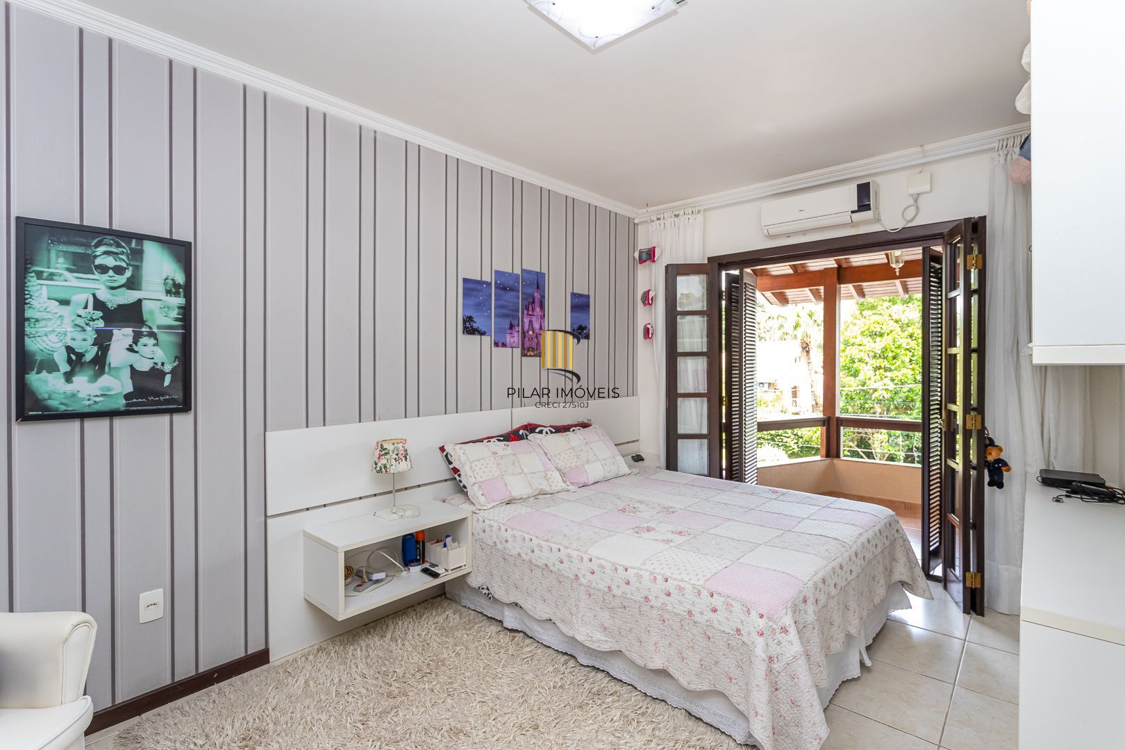 Casa de 272m², 4 dormitórios, 2 suítes e 4 vagas de garagem, no bairro Ipanema, próxima à orla do Guaíba.