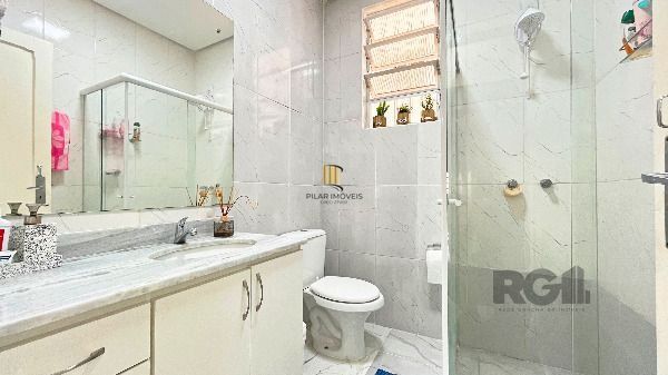 Casa em Porto Alegre, no bairro Medianeira, com 3 dormitório(s), e 3 banheiros, à venda.