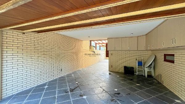 Casa em Porto Alegre, no bairro Ipanema, com 3 dormitório(s), e 3 banheiros, à venda.