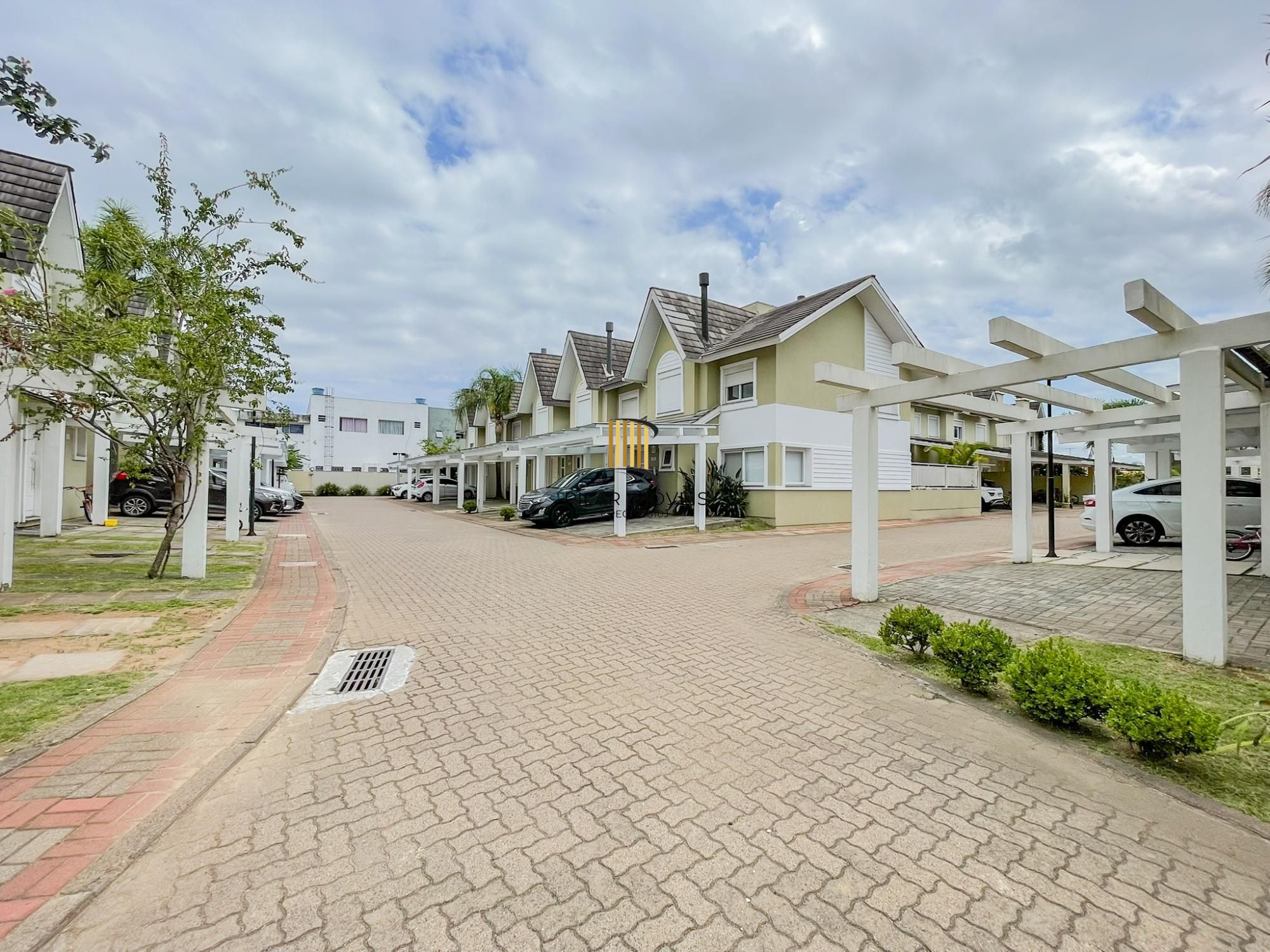 Sobrado Alto Padrão 3 dormitórios 4 vagas garagem, no Lagos de Nova Ipanema