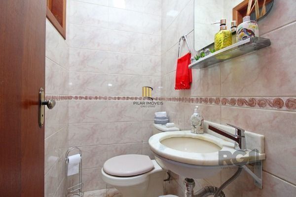 Casa Condominio em Porto Alegre, no bairro Ipanema, com 3 dormitório(s), e 3 banheiros, à venda.