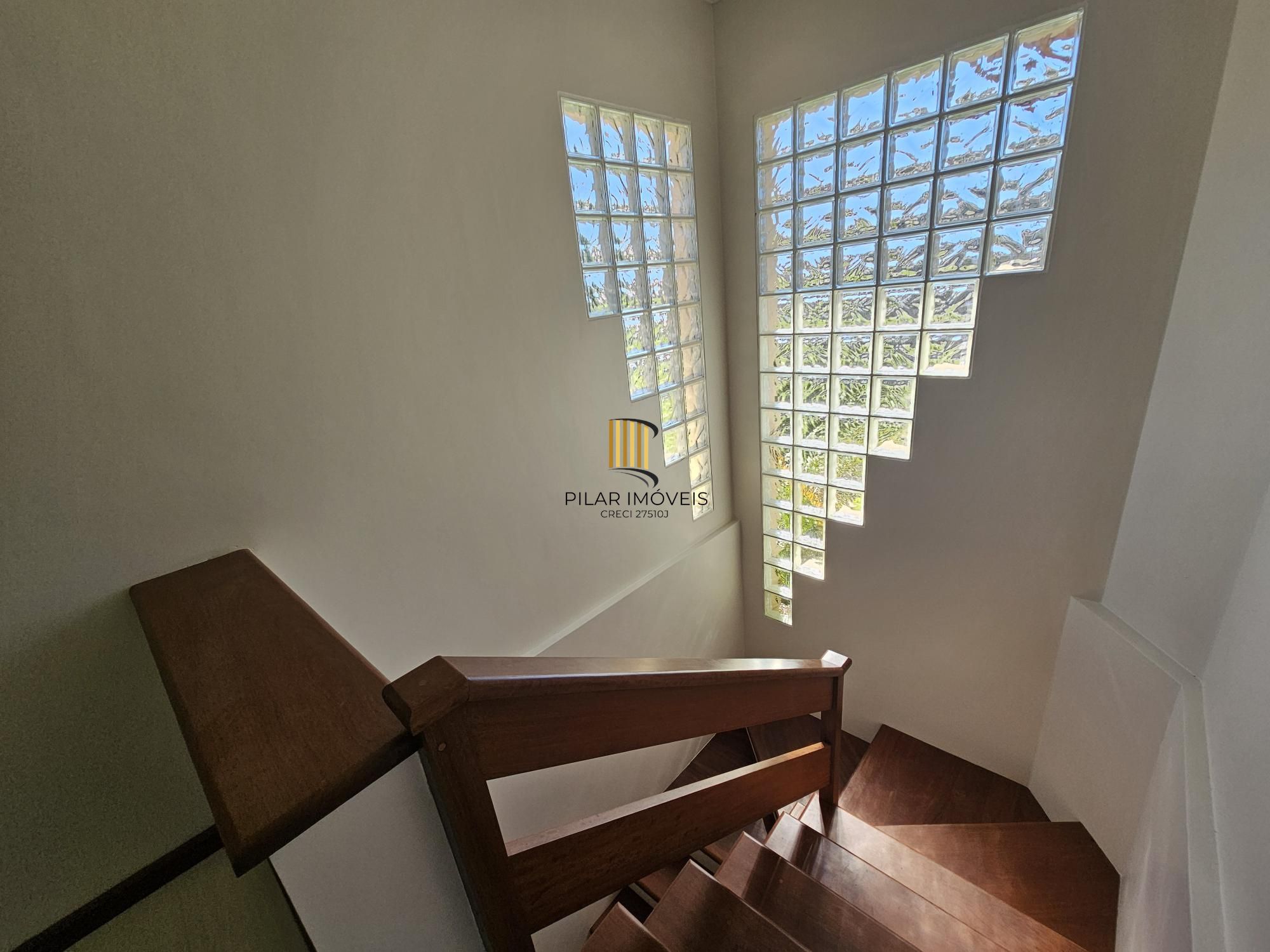 Sobrado 3 dormitórios com lareira, churrasqueira, piscina, 4 vagas garagem com 196,00m² de área construída no bairro Hípica !