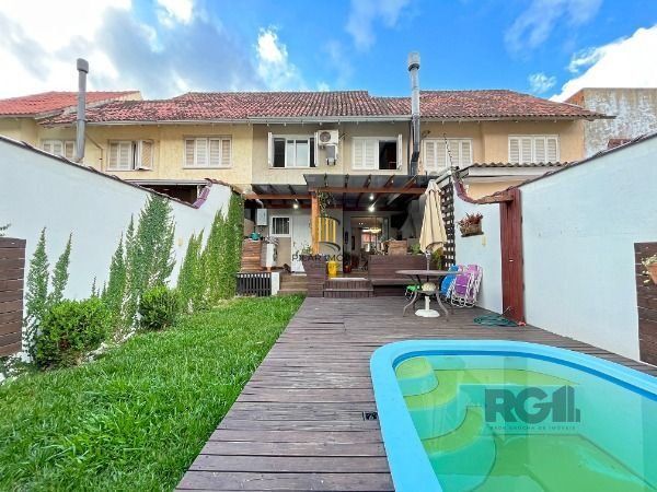 Casa em Porto Alegre, no bairro Campo Novo, com 3 dormitório(s), e 3 banheiros, à venda.