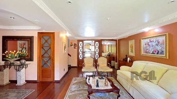 Casa em Porto Alegre, no bairro Ipanema, com 3 dormitório(s), e 3 banheiros, à venda.