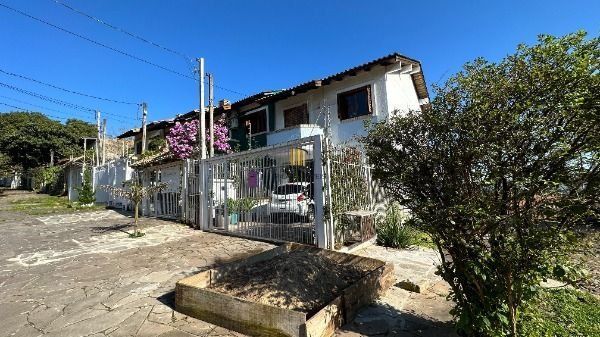 Casa em Porto Alegre, no bairro Espirito Santo, com 3 dormitório(s), e 3 banheiros, à venda.
