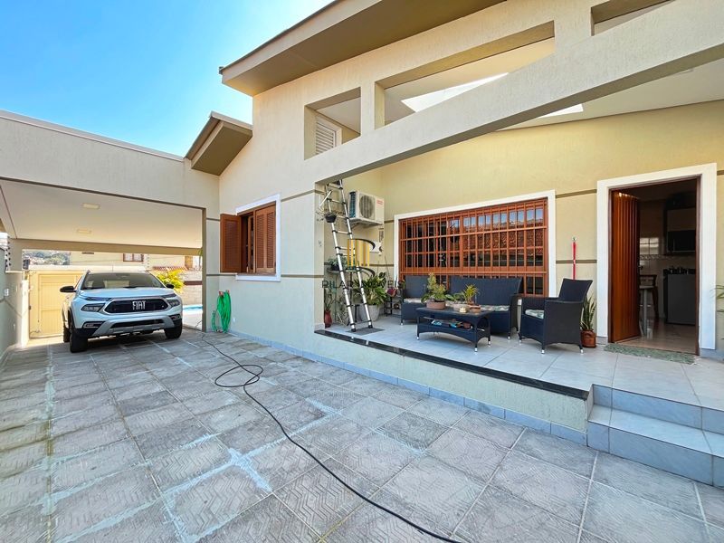 Ótima casa térrea com 4D, piscina e garagem fechada para 2 carros no Jardim Medianeira.