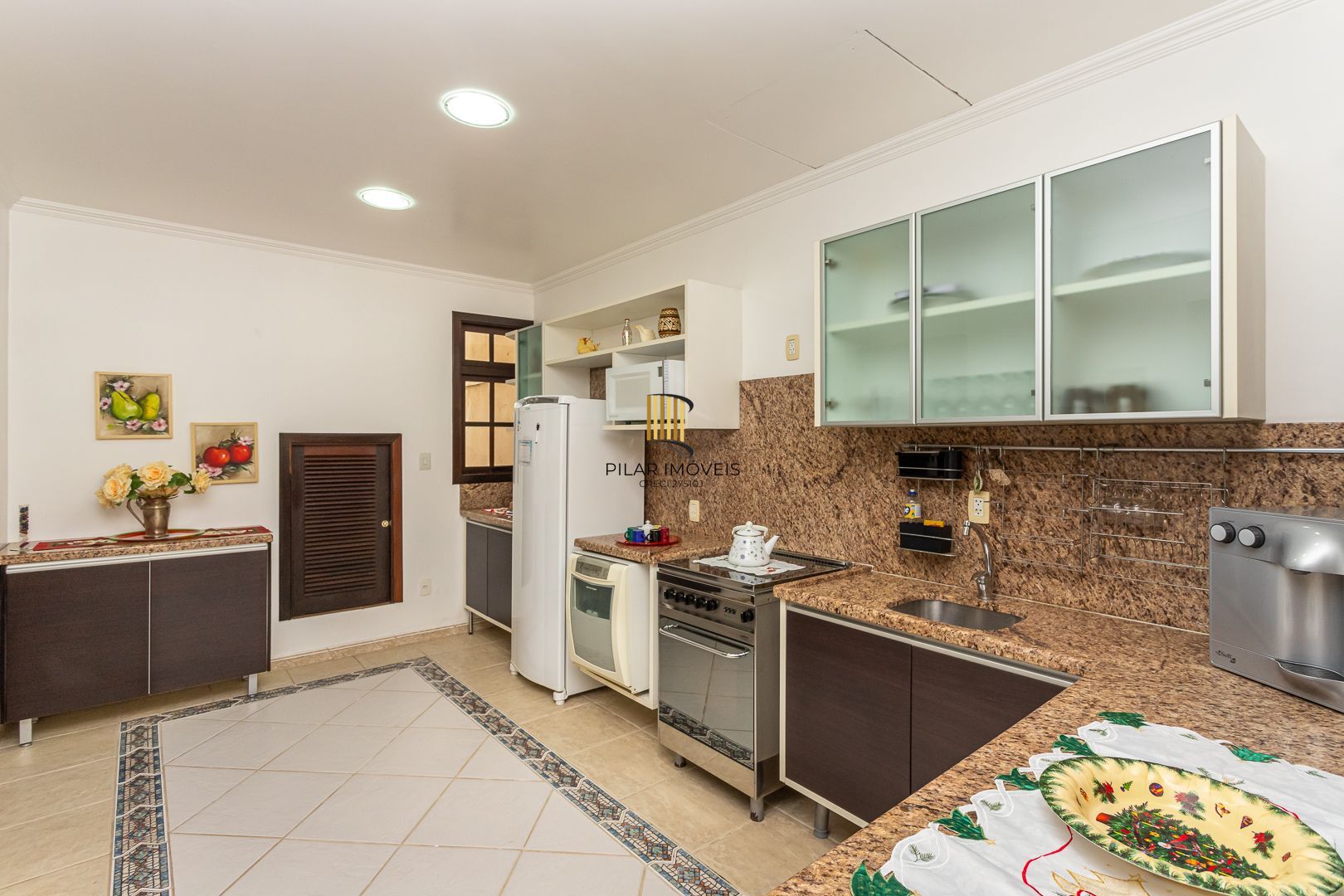 Casa de 272m², 4 dormitórios, 2 suítes e 4 vagas de garagem, no bairro Ipanema, próxima à orla do Guaíba.