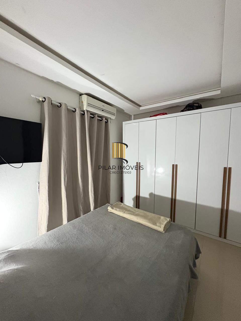 Casa 2 dorm, sala, cozinha, banheiro e área gourmet. Aceita carro no negócio.