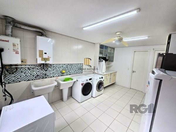 Apartamento em Porto Alegre, no bairro Auxiliadora, com 4 dormitório(s), e 4 banheiros, à venda.