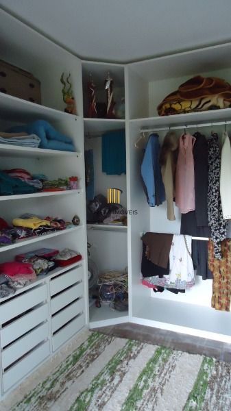 Sítio em Porto Alegre, no bairro Hípica, com 2 dormitório(s), e 2 banheiros, à venda.