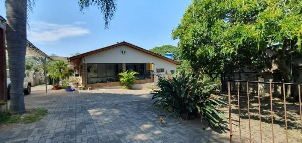 Sítio em Porto Alegre, no bairro Restinga, com 2 dormitório(s), e 2 banheiros, à venda.