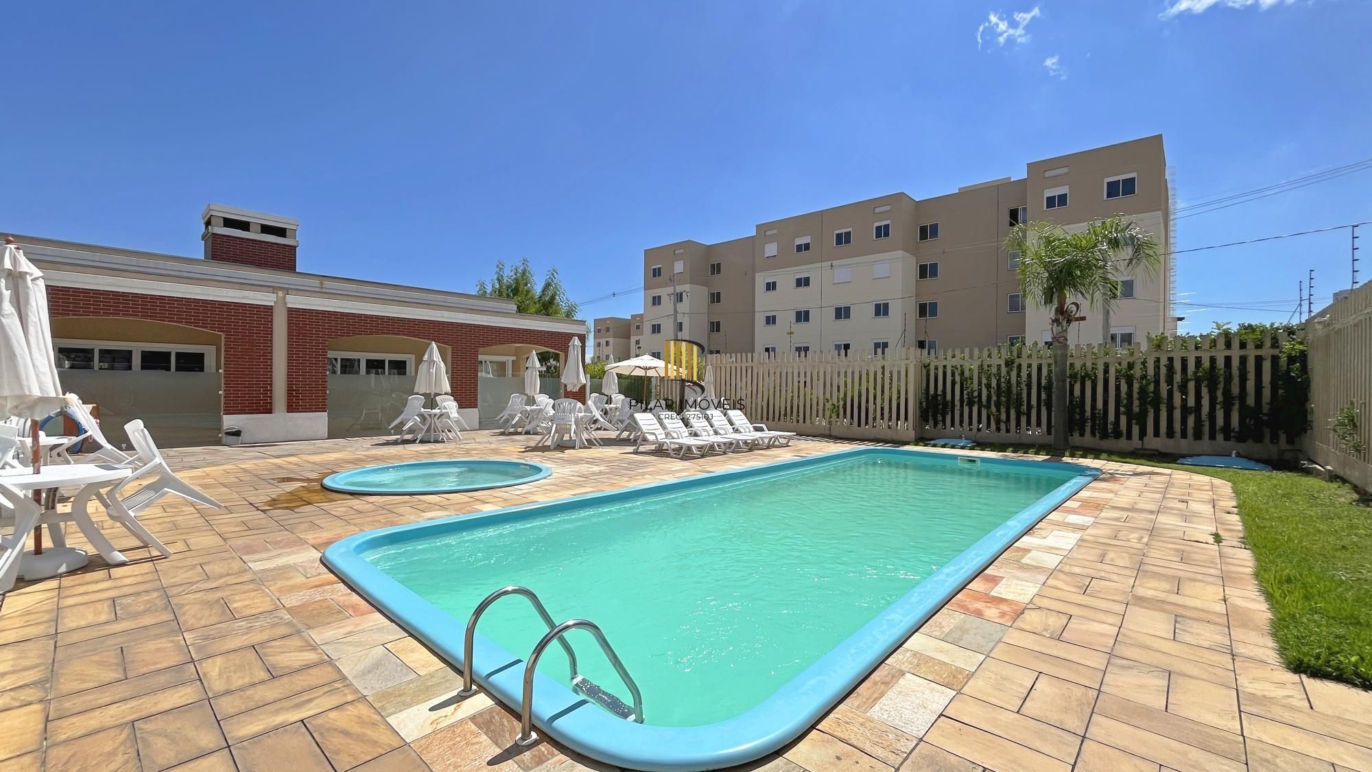 Casa 2 dormitórios em condomínio, semi mobiliada, vaga coberta para 2 carros, lareira e pátio com churrasqueira. Condomínio com infra de lazer completo. Próximo ao comércio e todas as conveniências do bairro.