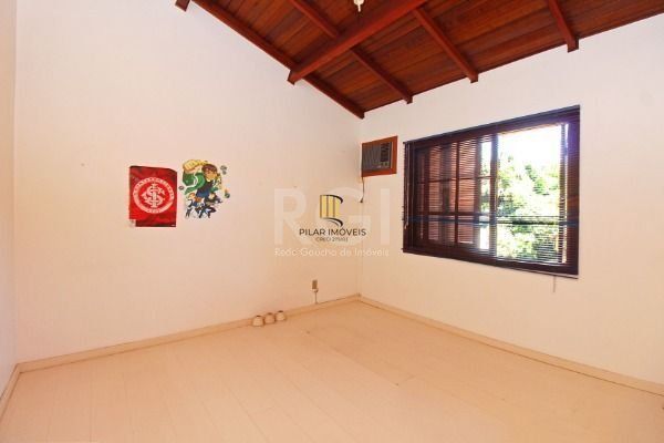 Casa em Porto Alegre, no bairro Ipanema, com 3 dormitório(s), e 3 banheiros, à venda.