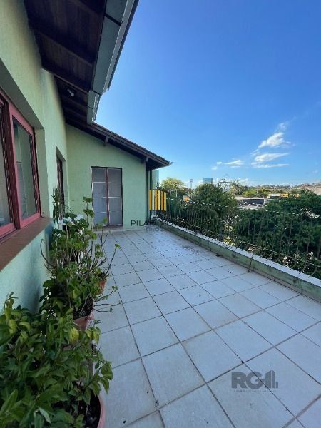 Casa 6 dormitórios no bairro Cristal