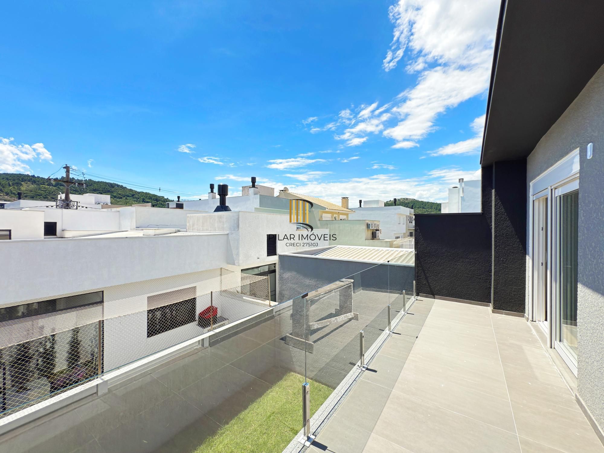 Casa 4 dormitórios( 1 dorm térreo) no Condomínio Villa Amalfi, na zona sul de Porto Alegre.