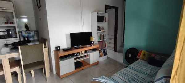 Casa em Porto Alegre, no bairro Campo Novo, com 2 dormitório(s), e 2 banheiros, à venda.