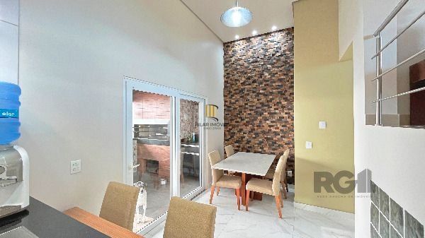 Casa em Porto Alegre, no bairro Hípica, com 3 dormitório(s), e 3 banheiros, à venda.