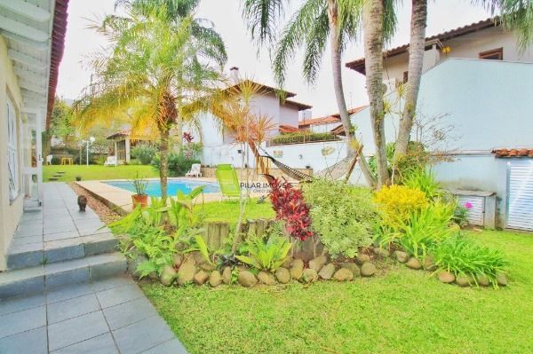 Casa em Porto Alegre, no bairro Jardim Isabel, com 4 dormitório(s), e 4 banheiros, à venda.