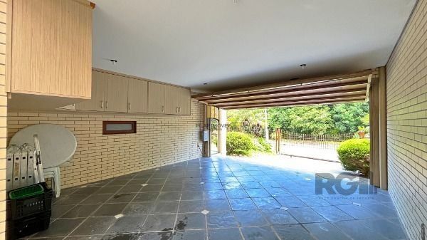 Casa em Porto Alegre, no bairro Ipanema, com 3 dormitório(s), e 3 banheiros, à venda.