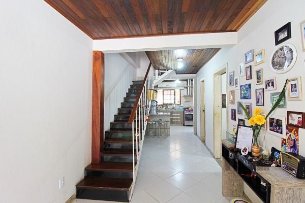 Casa em Porto Alegre, no bairro Serraria, com 3 dormitório(s), e 3 banheiros, à venda.