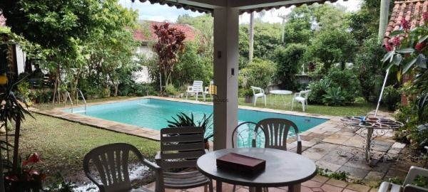 Casa em Porto Alegre, no bairro Jardim Isabel, com 5 dormitório(s), e 5 banheiros, à venda.