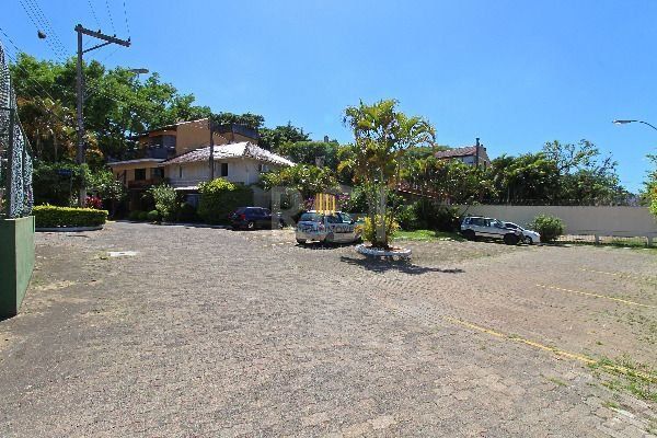 Casa em Porto Alegre, no bairro Ipanema, com 3 dormitório(s), e 3 banheiros, à venda.
