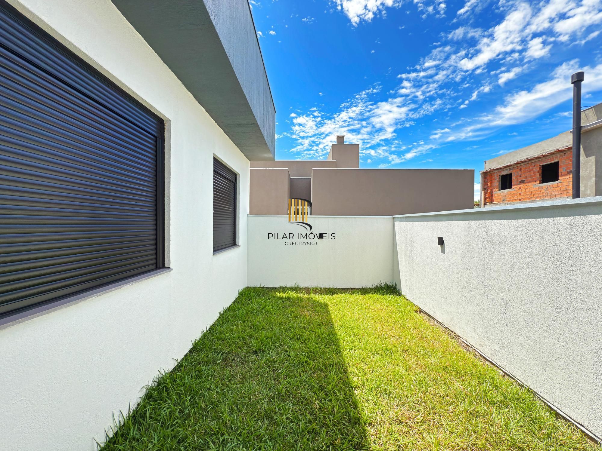 Residência nova em condomínio com 3 dormitórios