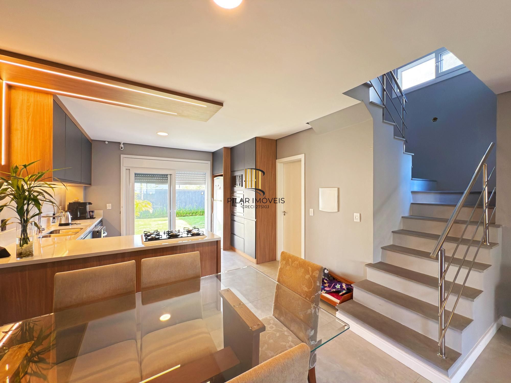 Casa moderna com 3 dormitórios com pátio grande e vista para o Rio Guaíba!