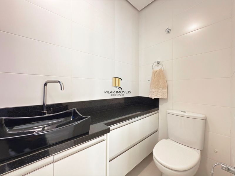 Casa térrea em condomínio fechado com 3 suítes.